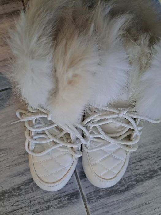 Бели детски ботушки