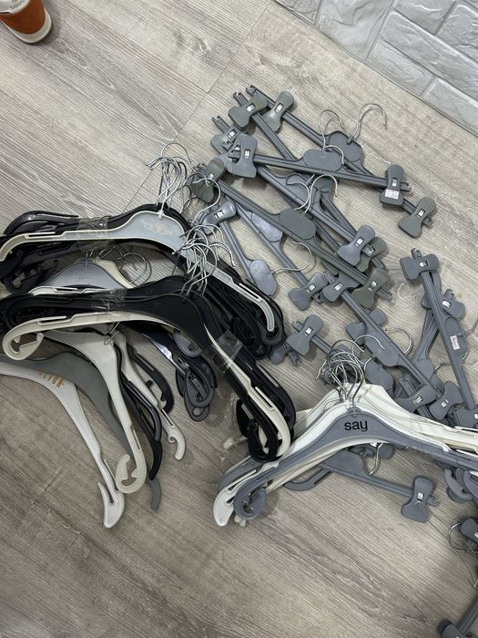 Продам.  вешалки,плечики