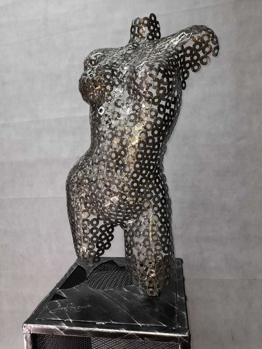 Sculptura bust cu stativ-din 1000 de saibe sudate