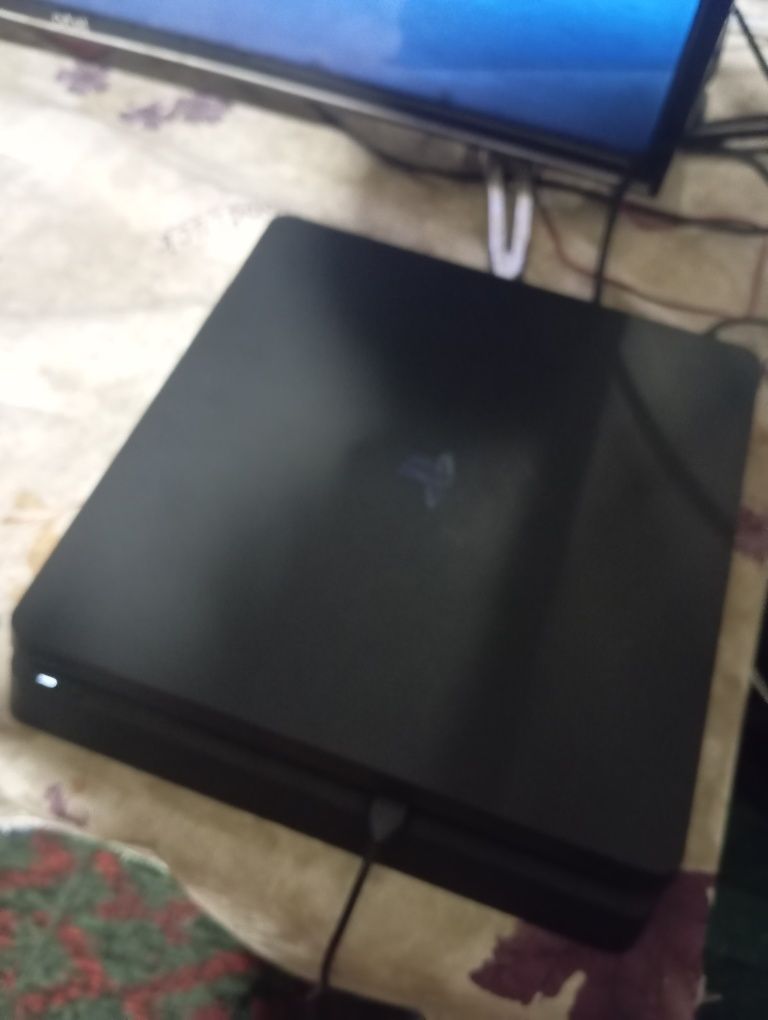 Playstation 4 slim sotiladi