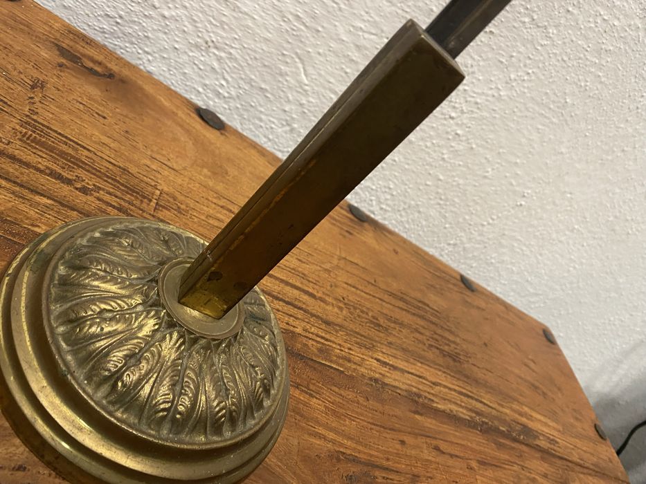 Стара френска сабя поставена на стойка от масивен месинг