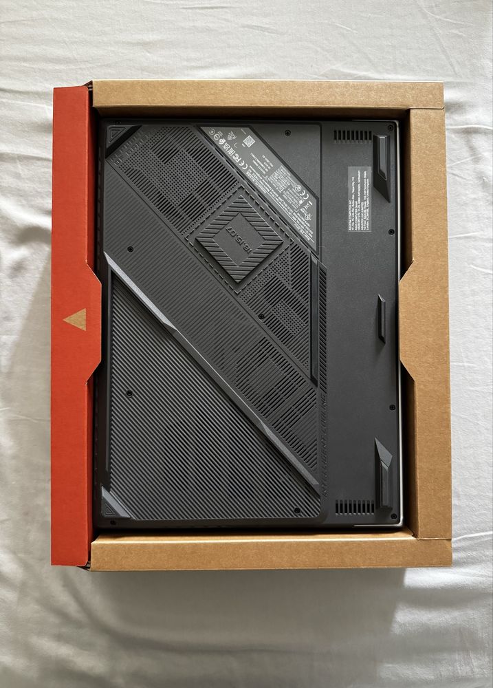 Гейминг лаптоп ASUS ROG Strix G16 отлично състояние, оставаща гаранция