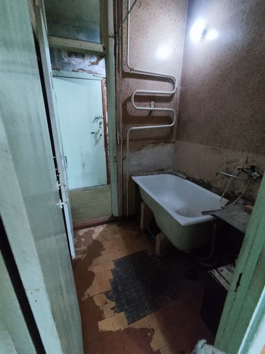 Продаю квартиру чиланзар 9квартал 2комнат 4этаж  Разделка 46квадрат