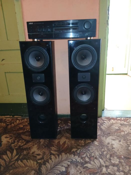 Усилвател с тонколони AKAI