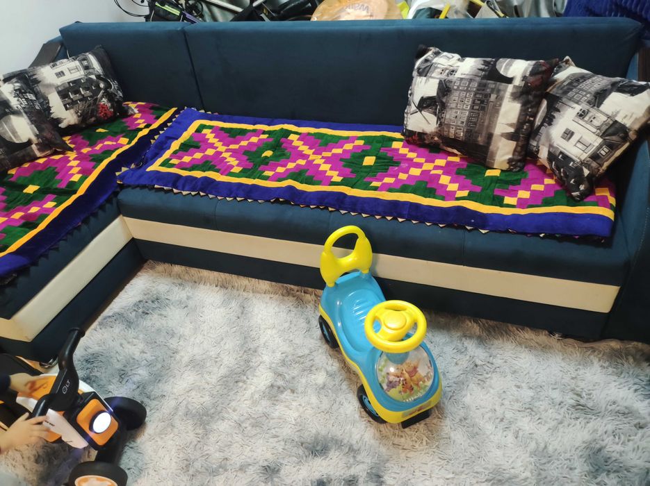 Угловой диван в хорошем состоянии