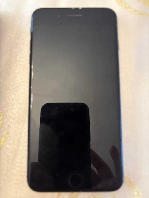 Vand Iphone 8 Plus  Black edition  128 GB.