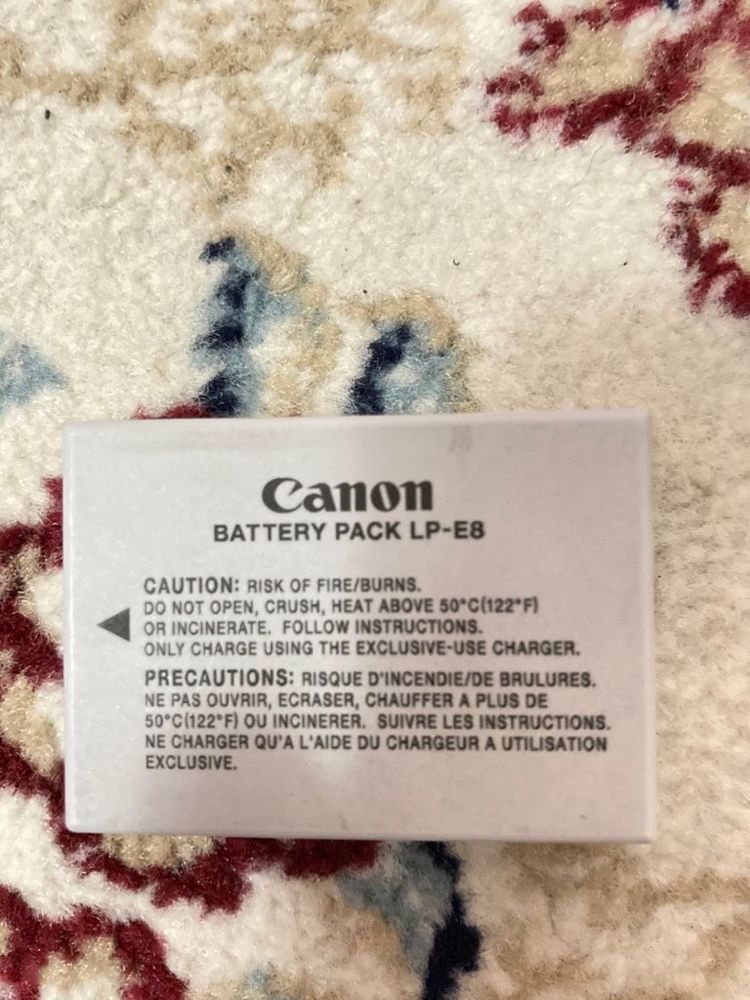 Продам Canon 600D с обьективом 18-55 .