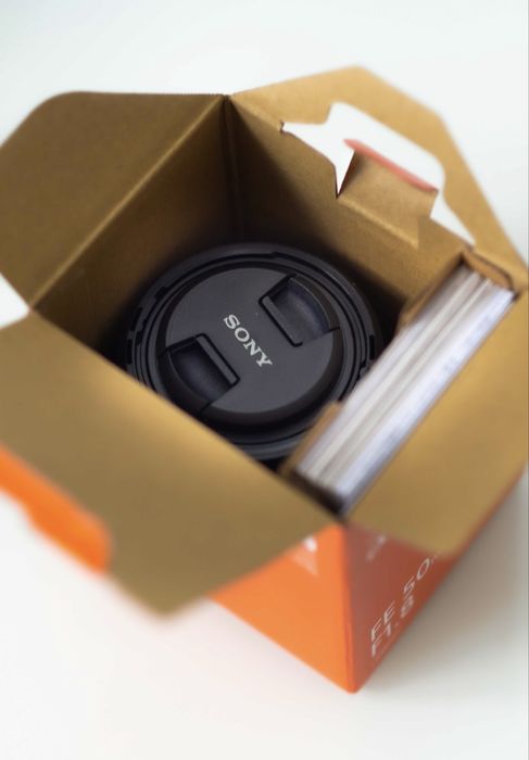 Sony FE 50mm f1.8 la cutie, nou + parasolar. FullBOX