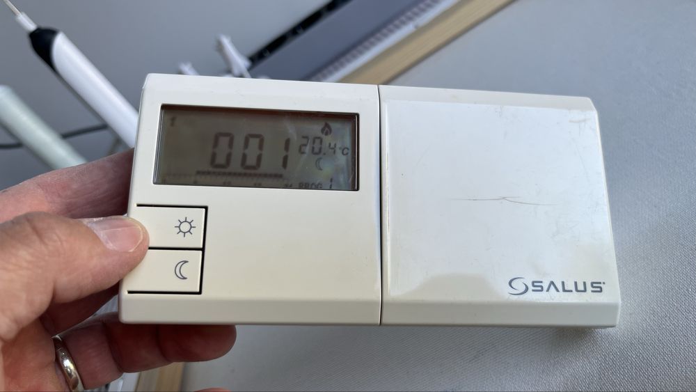 Termostat centrala Salus wireless . Se vinde doar emitatorul