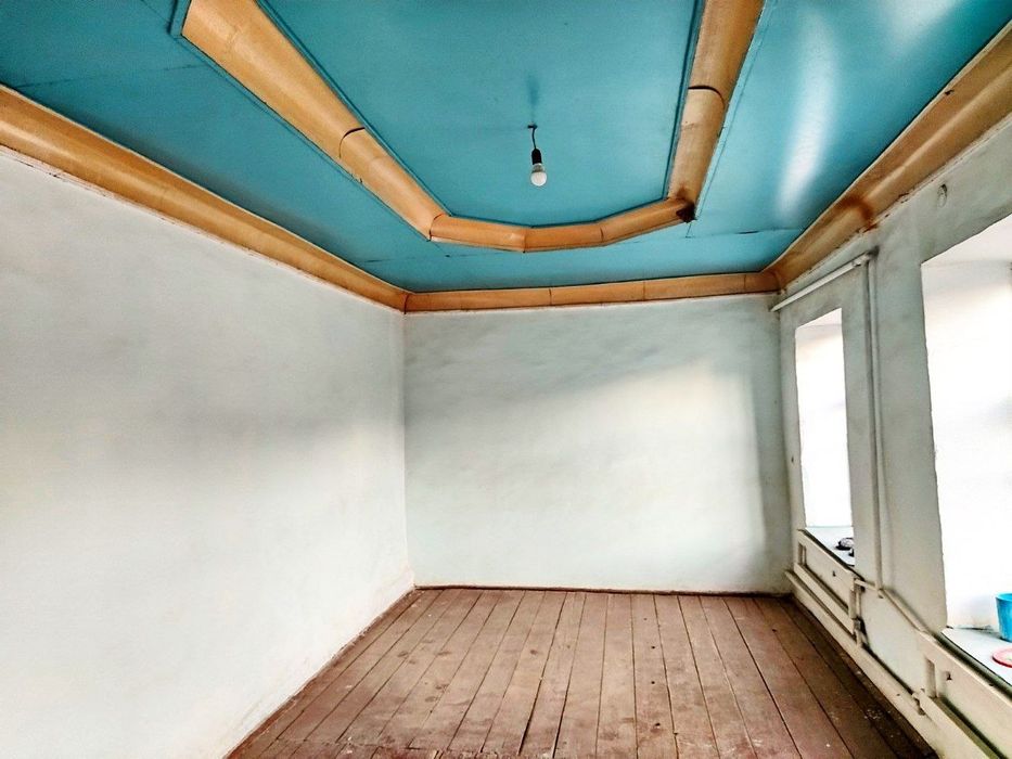 Вагзал худудида 4 сотихли ховли 4 та хона 1 та гараж бор