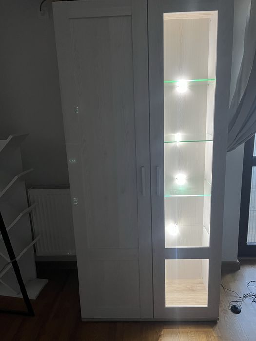 Vitrină elegantă cu LED - 8 rafturi (sticlă + lemn) - Stare impecabilă