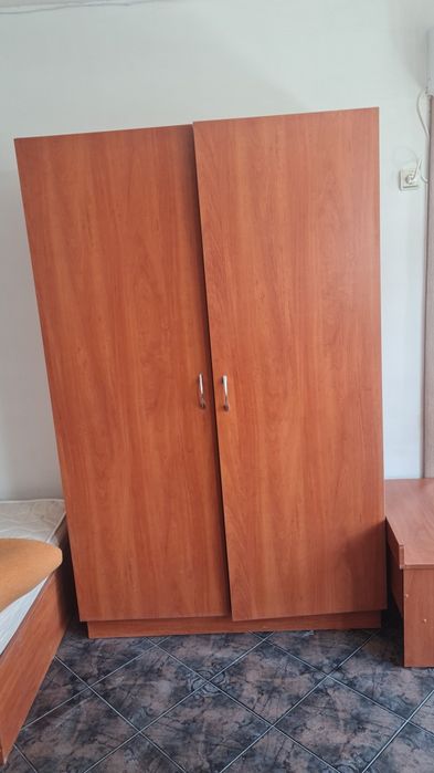 Разпродажба обзавеждане, бюра, гардероби, куфарници,възглавници , мат