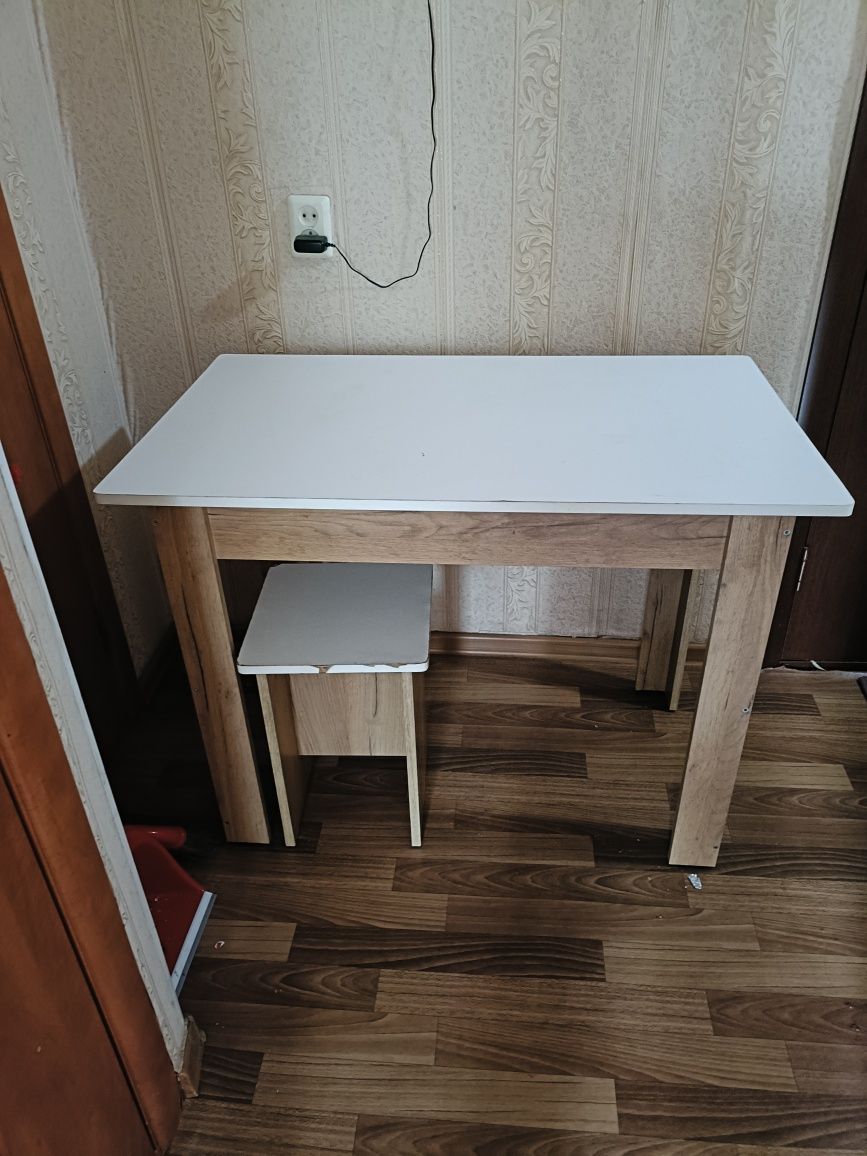 Кухонный стол и 4 стула