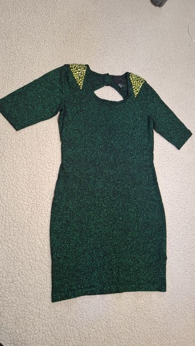 Изумрудно-зеленое платье с блестящим эффектом H&M
