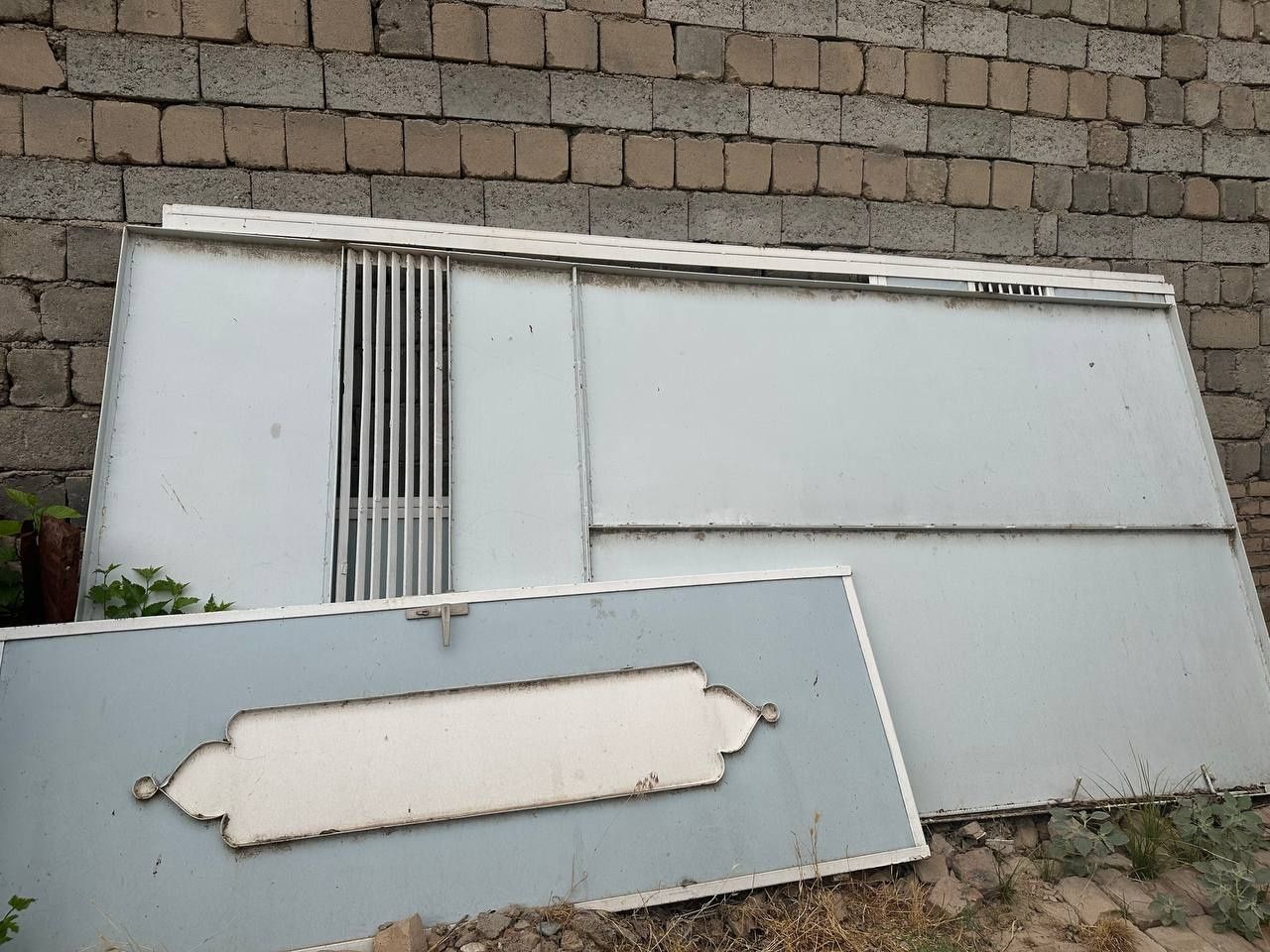 Темир дарвоза сотилади