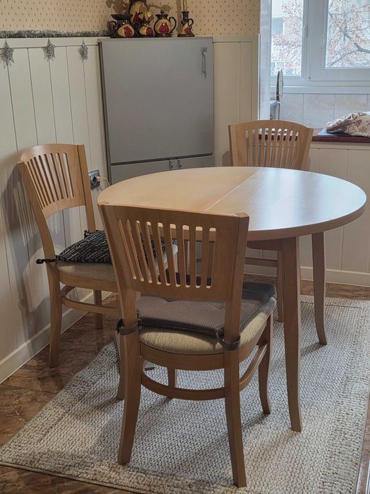 Маса и четири стола за кухня