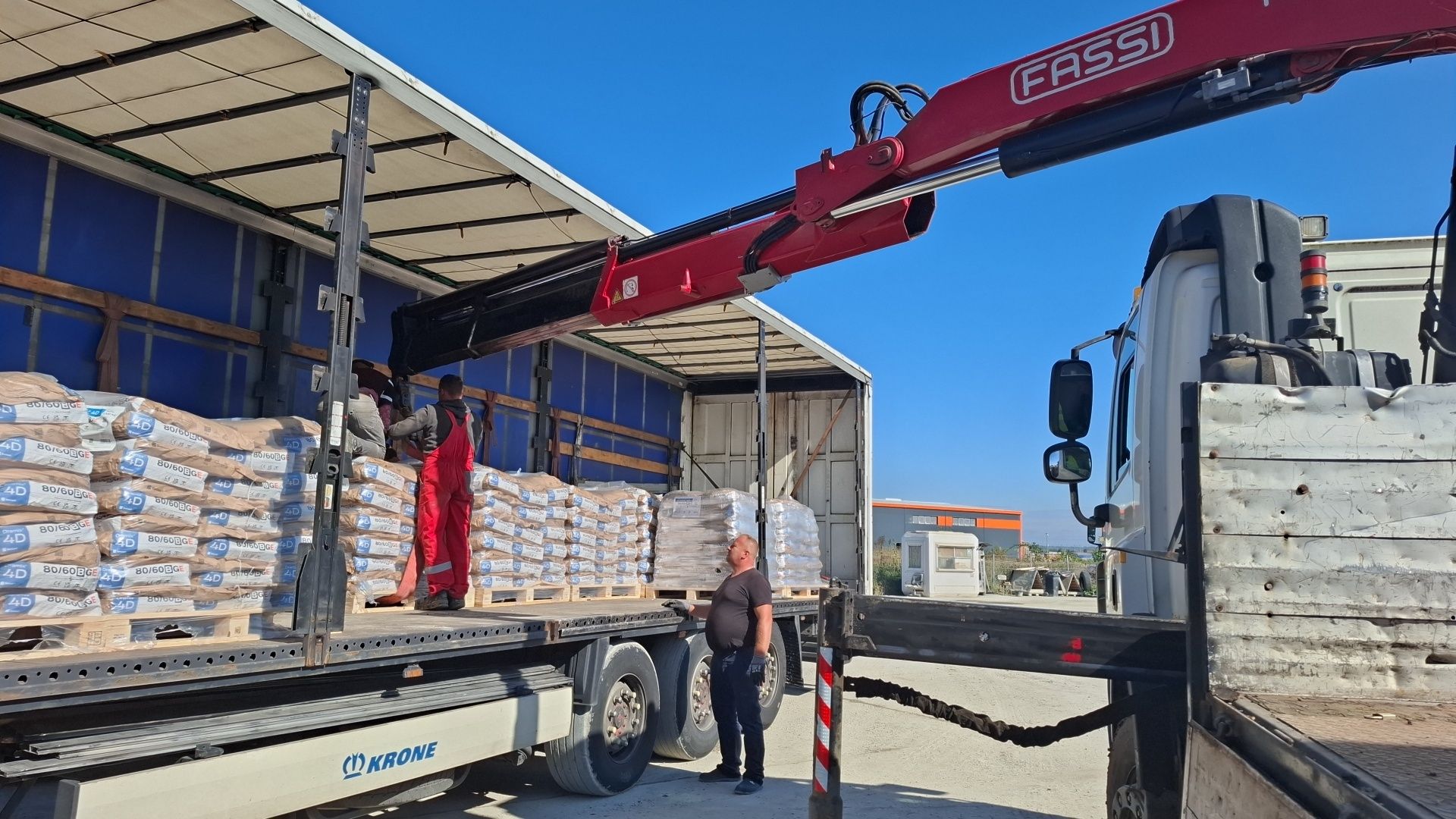 Inchiriez camion cu macara