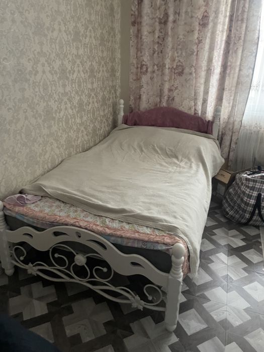 Кровать с матрасом в хорошем состоянии
