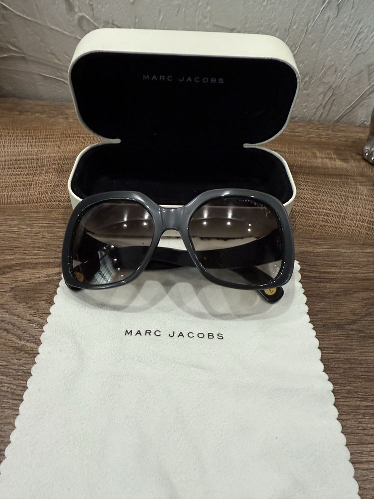 Слънчеви очила Marc Jacobs.