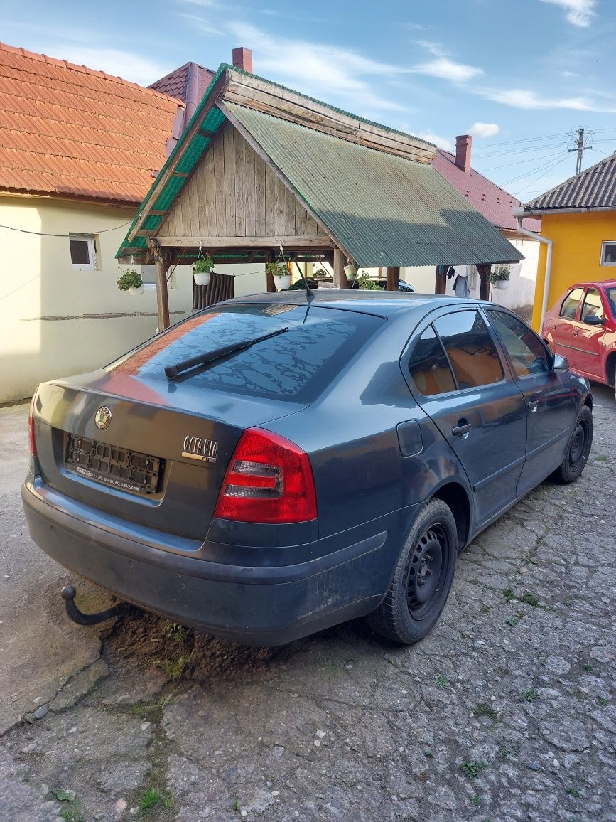 Vând Skoda Octavia avariată