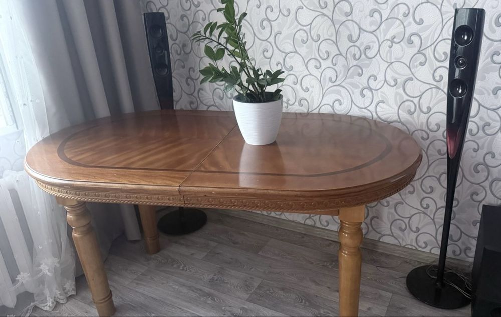 Продам дубовый стол(12 персон)