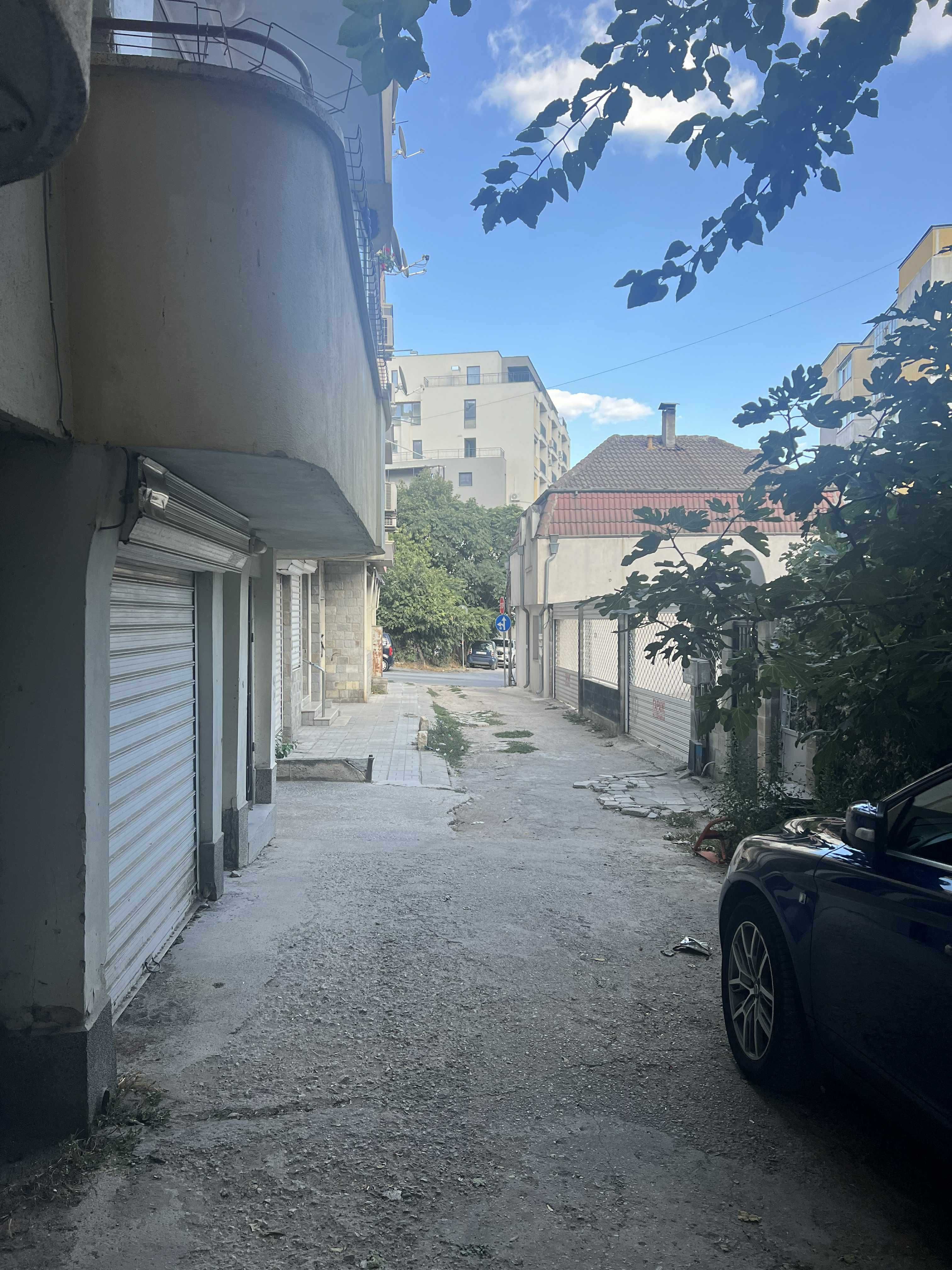 продавам партерен гараж ул. Синчец