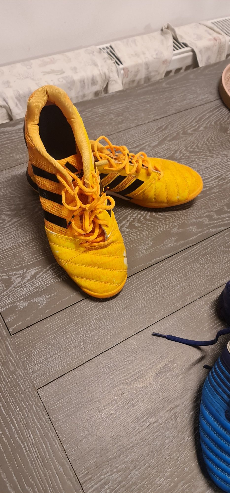 Adidasi de fotbal