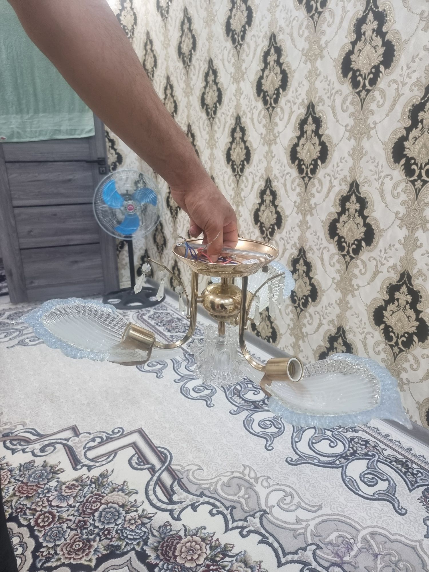 Lyustra sotiladi holati ajoyip hamma joyi ishlaydi buzuq imas javop