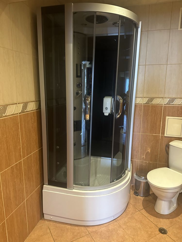 Продавам душ кабини
