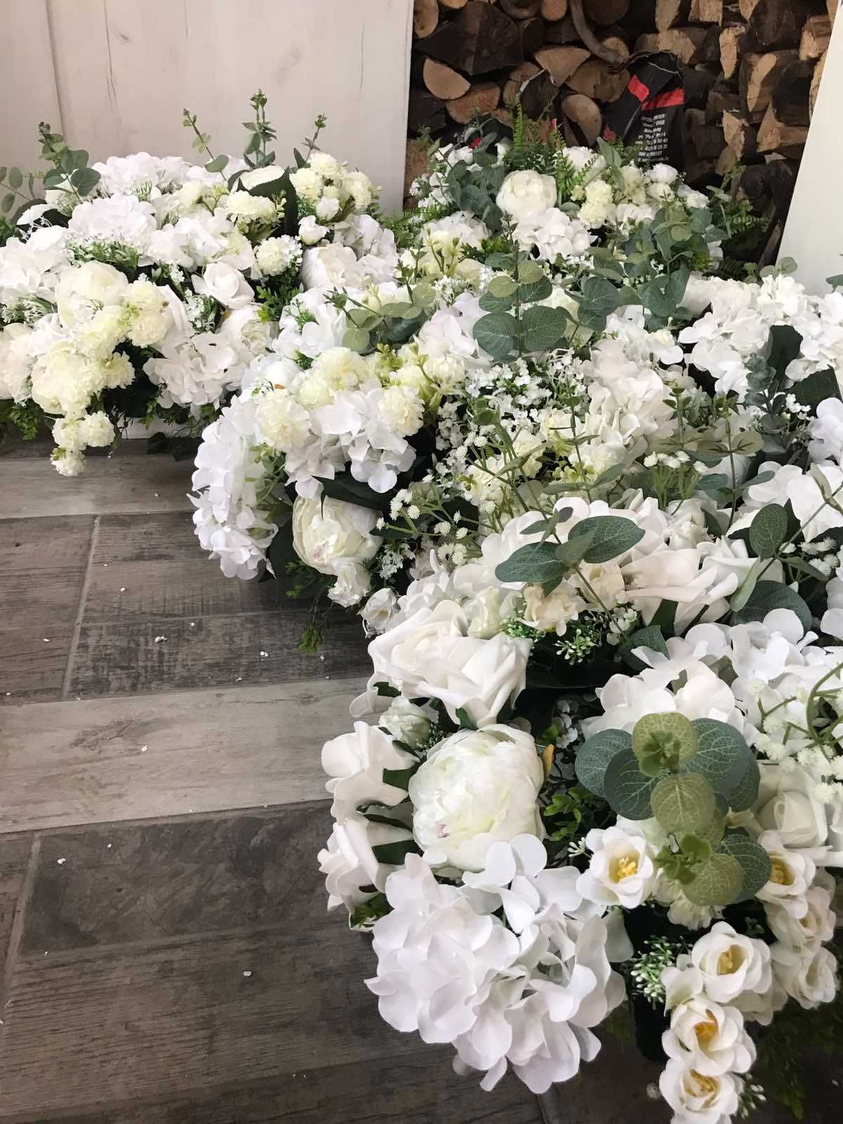 Готова сватбена украса от изкуствени цветя