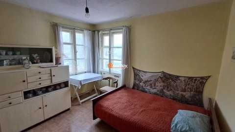 Продават се: Две къщи с двор 493 кв.м в гр.Карлово
