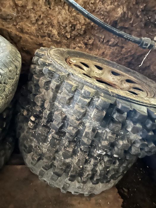 Vand cauciucuri cramponate  cu tot cu jante