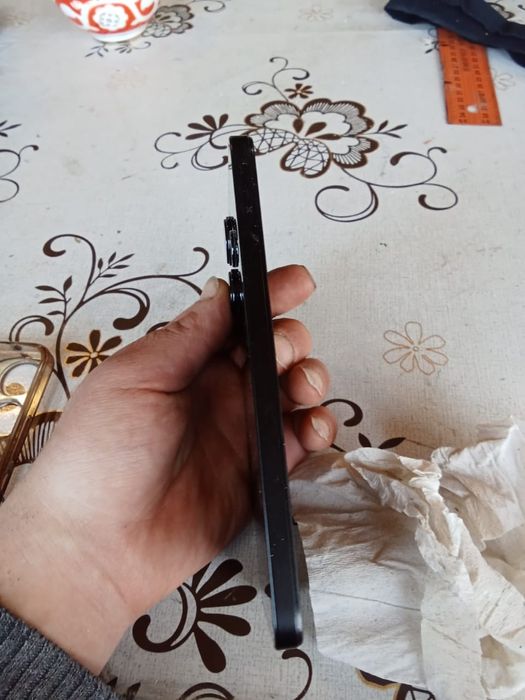 продаю телефон REDMI 13