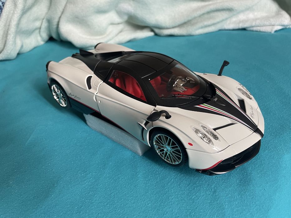 Pagani Huayra - Che Zhi - 1:18 - звук и светлини, нова (в стиропор)