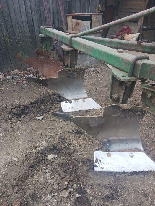 Vând plug 3 brazde stare foarte bună