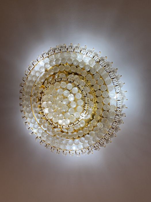 Продам красивую люстру