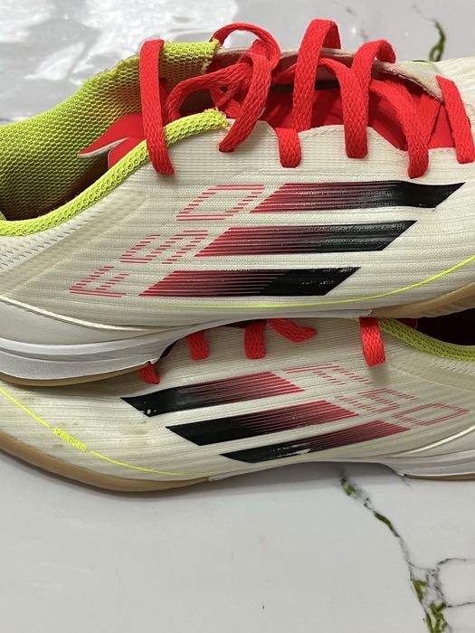 Оригинал адидас,подростковые футзалки в отличном состояний размер 36