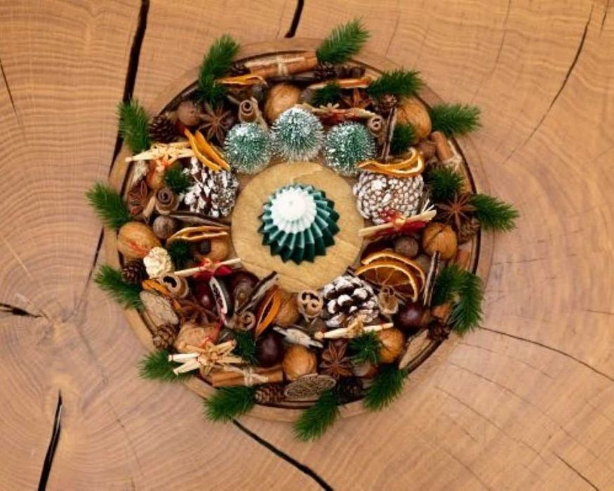 Aranjament pentru Crăciun – realizat manual pe blat de lemn.