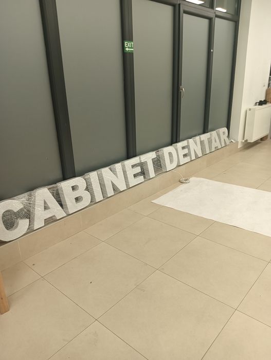 Casete luminoase, litere volumetrice