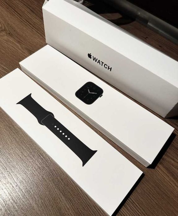 Часовник Apple Watch SE