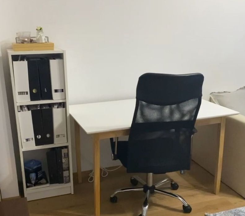 маса или бюро и 3 странични рафта