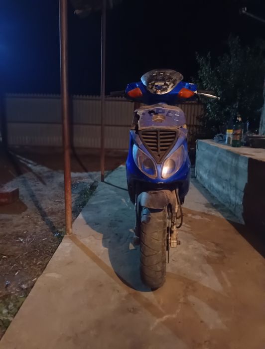 Vând scutere Piaggio 80 cc pe apa  scuterul pornești nu ofer transport