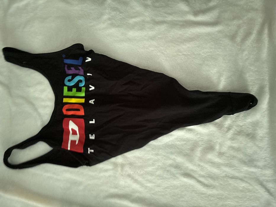 Vând costume de baie și articole pentru plajă.