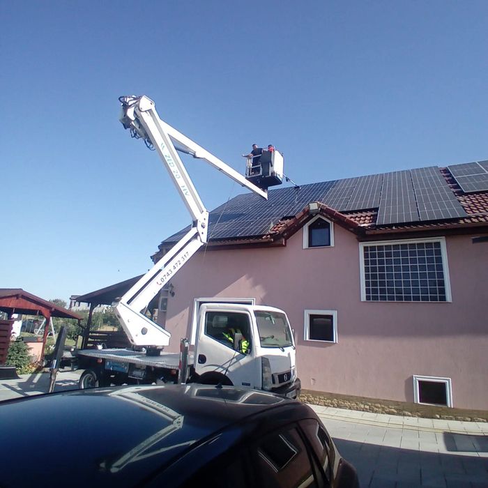Servicii Profesionale De Spălat Panouri Fotovoltaice La Înălțime
