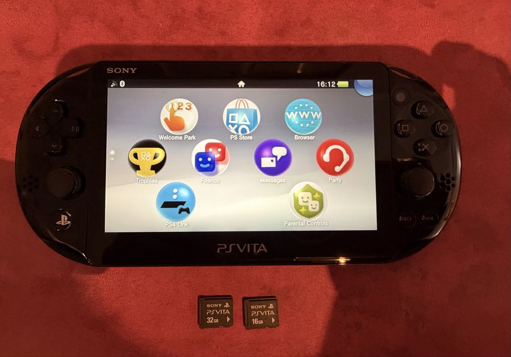 PlayStation Vita - като нова + 2 карти с памет!