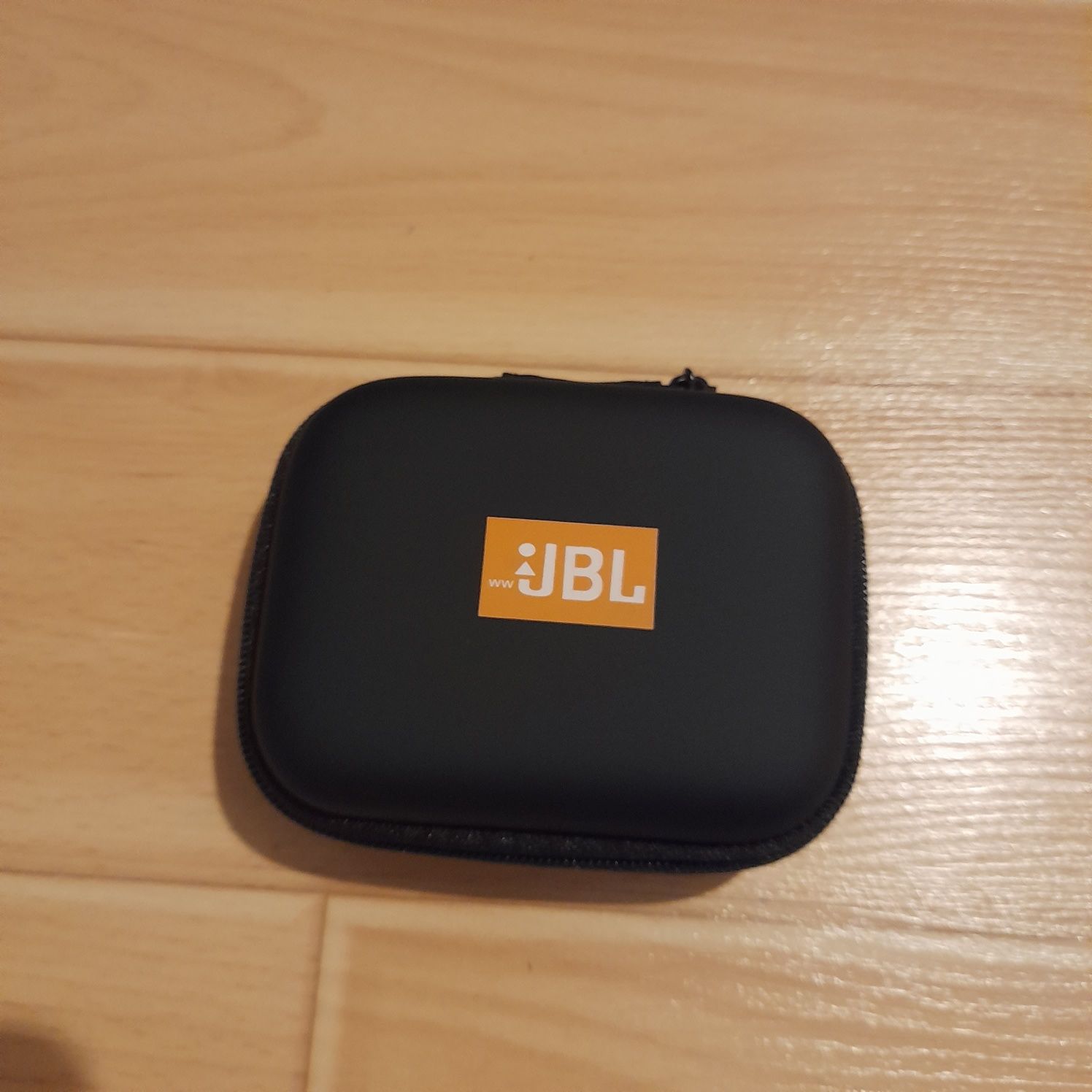 Продавам нови безжични слушалки JBL