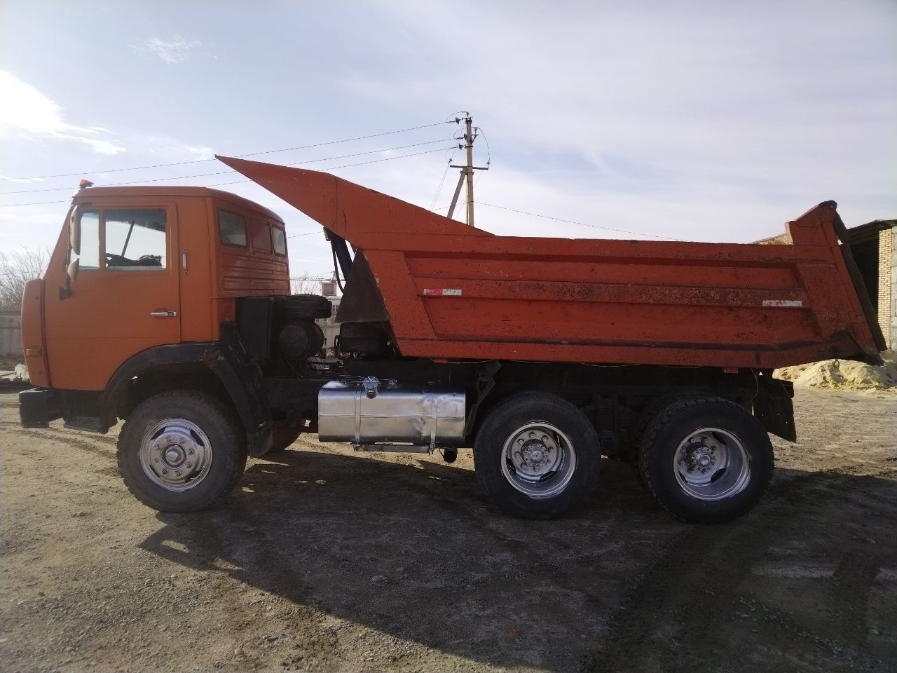 Kamaz sotiladi 9000$ kelishamiz yingil moshinaga barter ham qiilamiz