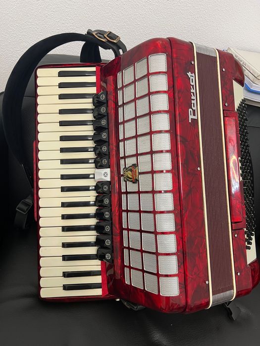 Vând acordeon Parrot