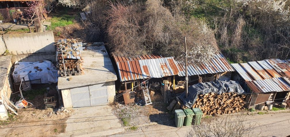 Продавам гараж и 1200км.м. дворно място в регулация