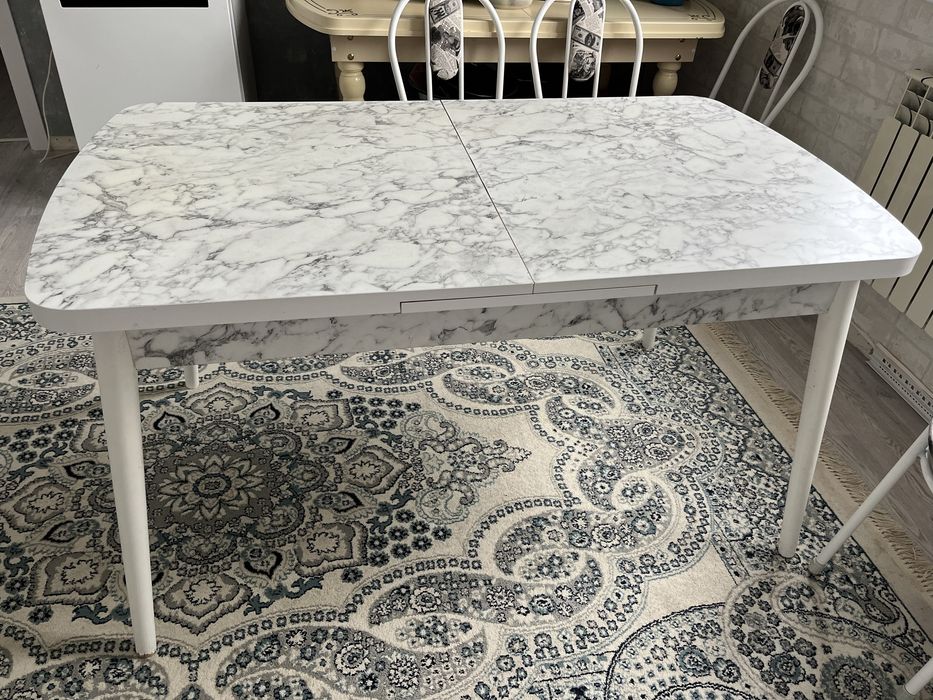 Продается Стол и стулья